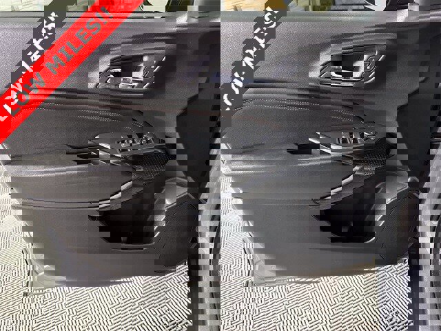 Used 2025 Chevrolet Trax RS w/ Sunroof Package image 23