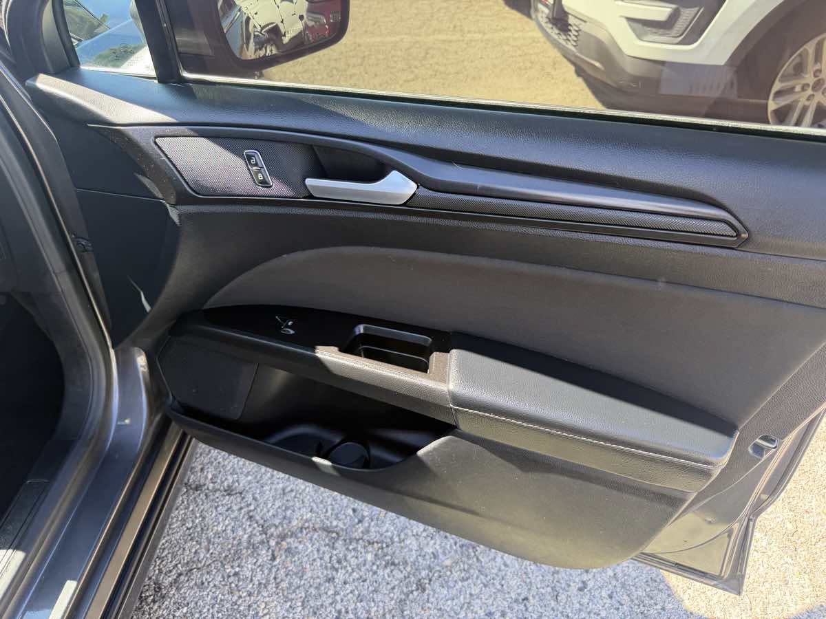 Used 2018 Ford Fusion SE w/ Equipment Group 601A FWD image 15