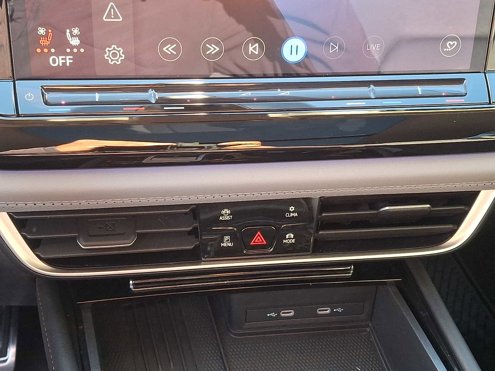 Used 2025 Volkswagen Atlas Peak Edition SE AWD/4WD image 17