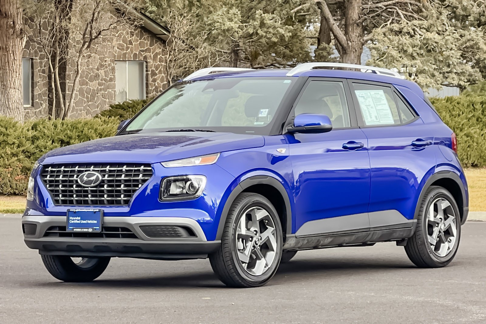 Certified 2025 Hyundai Venue SEL image 9