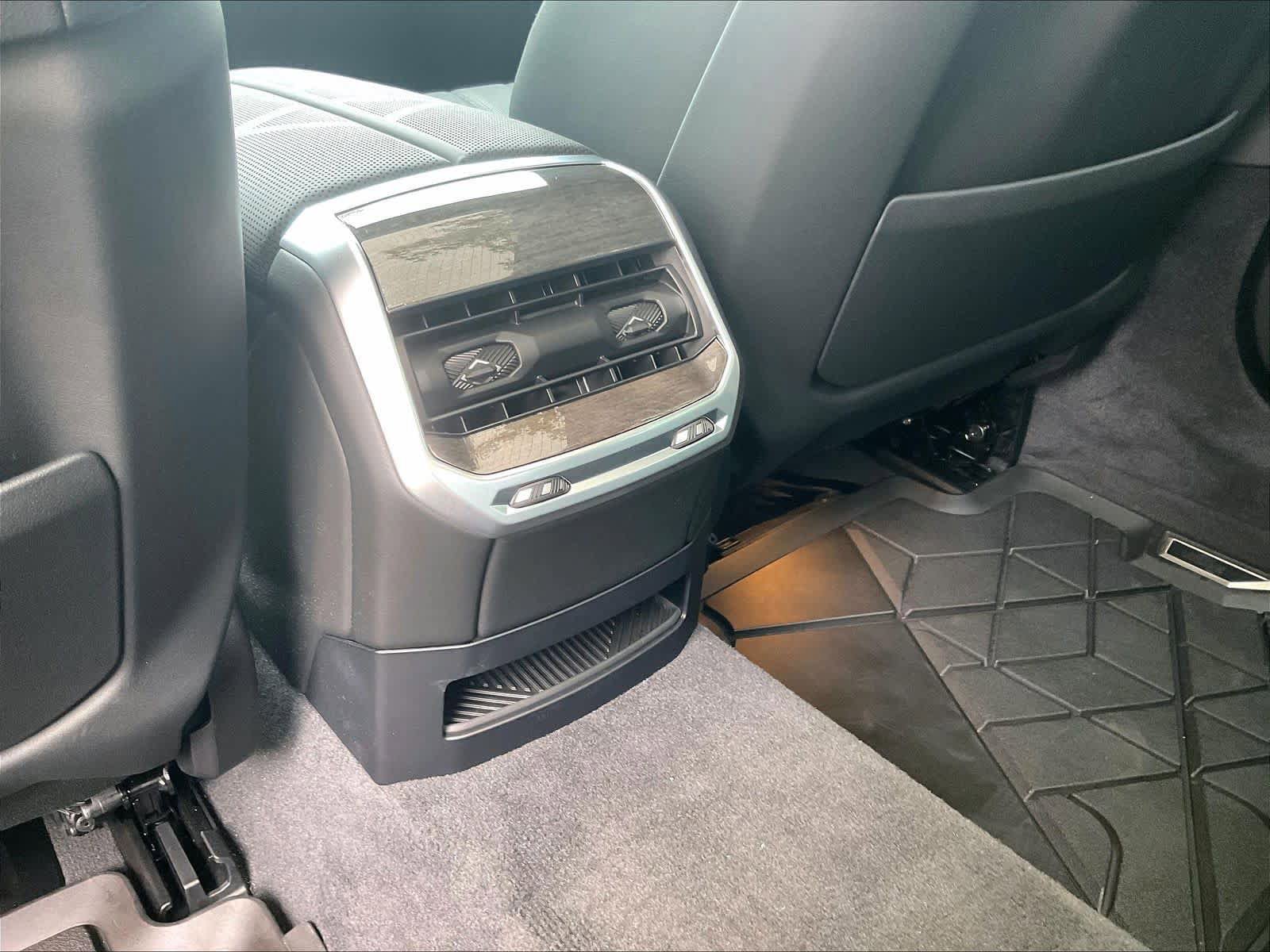Certified 2024 BMW i7 xDrive60 image 34