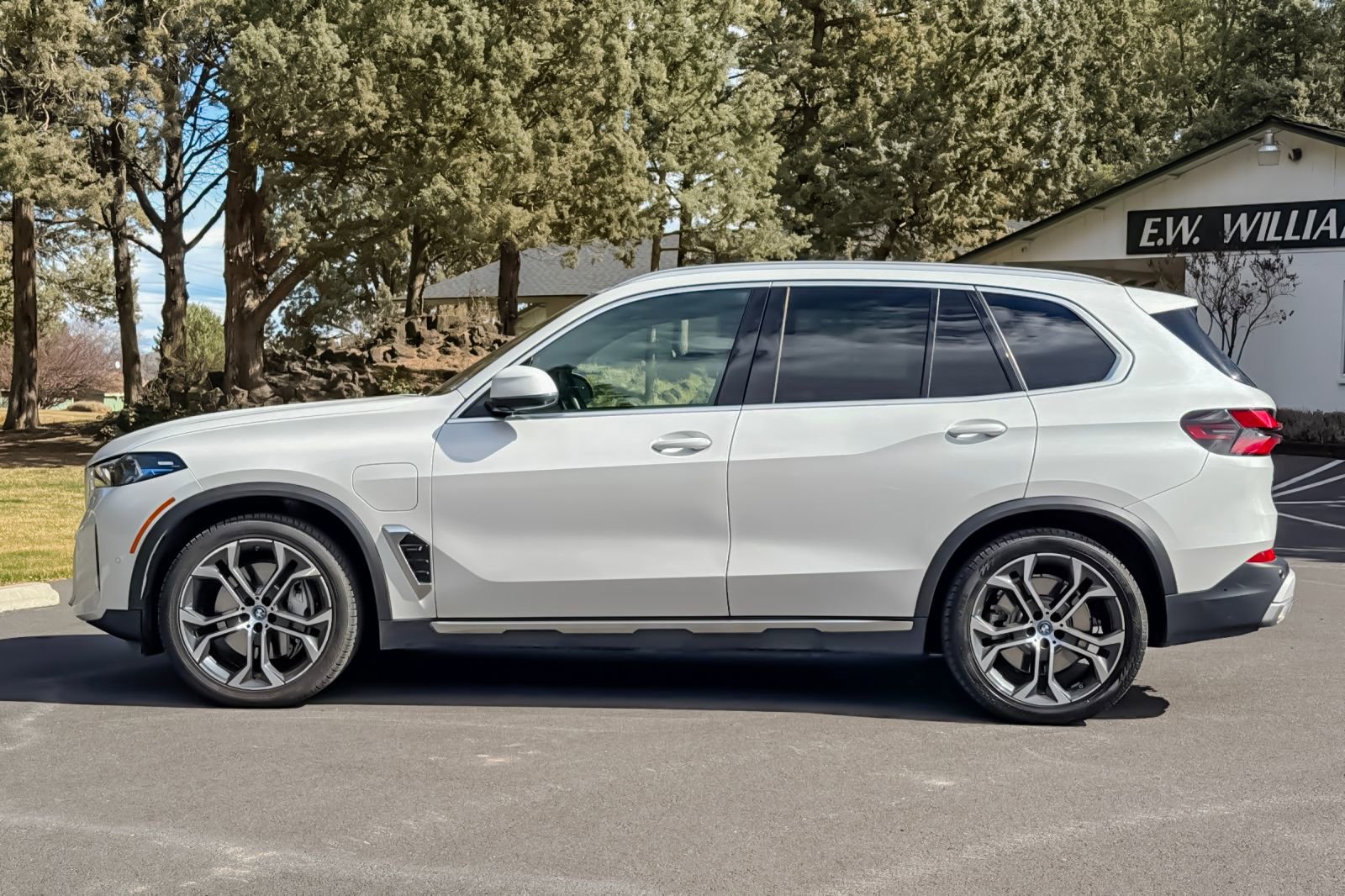 Used 2024 BMW X5 xDrive50e w/ Premium Package image 8