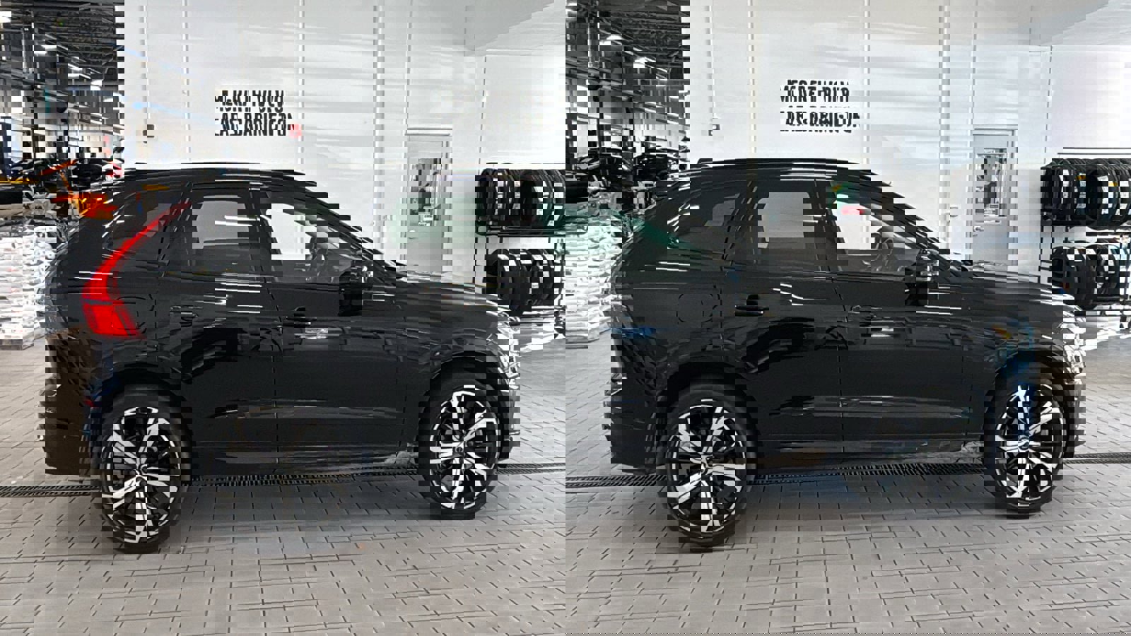 Certified 2023 Volvo XC60 B5 Ultimate w/ Climate Package image 4