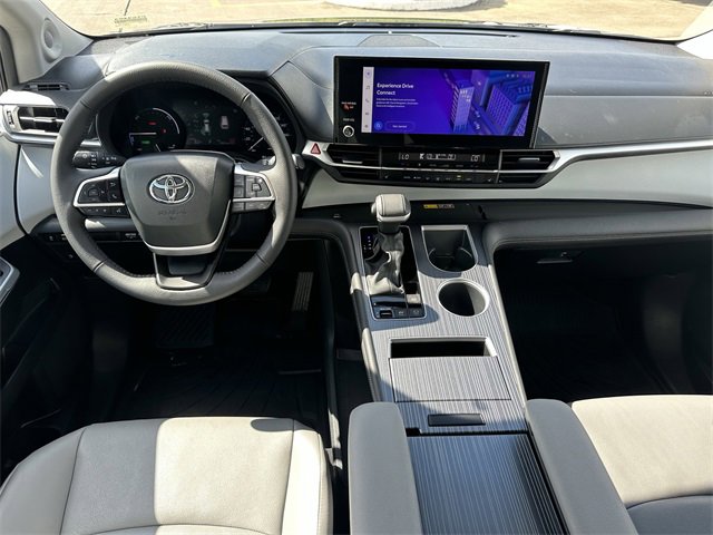 Used 2025 Toyota Sienna XLE image 9