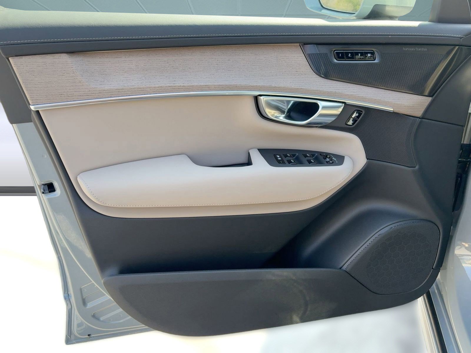 New 2026 Volvo XC90 B6 Plus w/ Protection Package Premier image 29