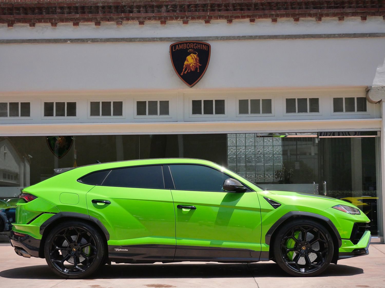 Used 2023 Lamborghini Urus Performante AWD/4WD image 2