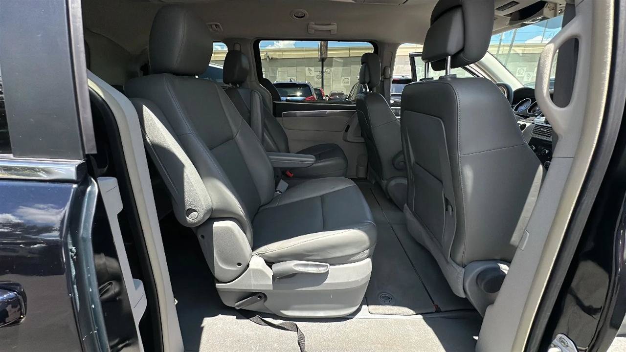 Used 2010 Volkswagen Routan SE FWD image 27