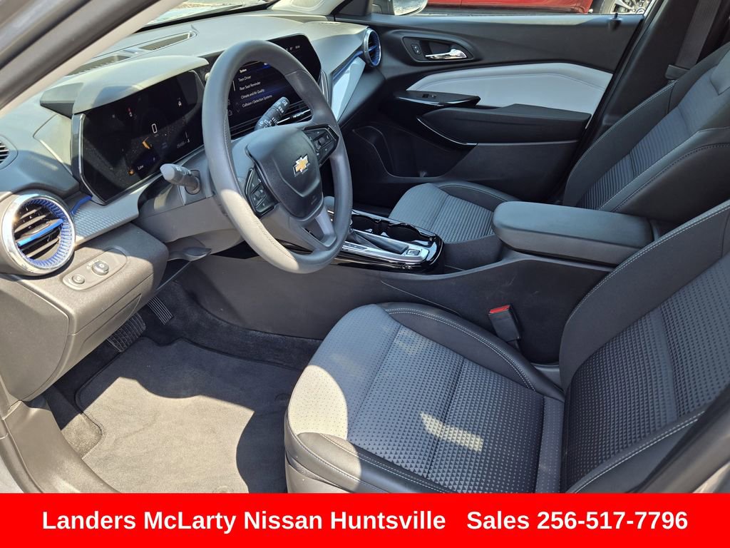 Used 2025 Chevrolet Trax LT FWD image 17