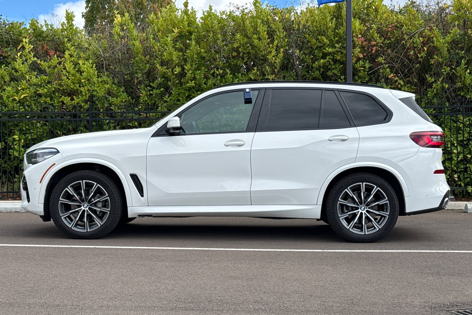 Used 2021 BMW X5 xDrive40i w/ M Sport Package AWD/4WD image 7