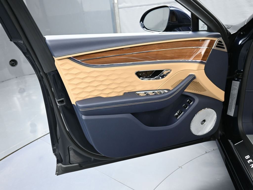 Used 2025 Bentley Flying Spur Plug-In Hybrid image 17