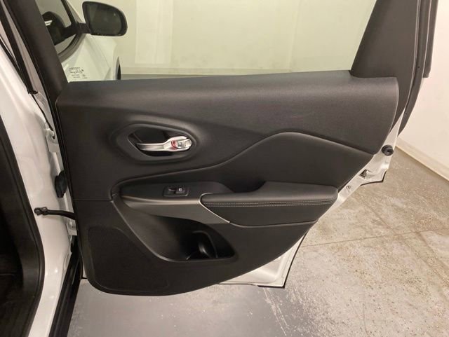 Used 2022 Jeep Cherokee Latitude Lux w/ Sun & Sound Group AWD/4WD image 28