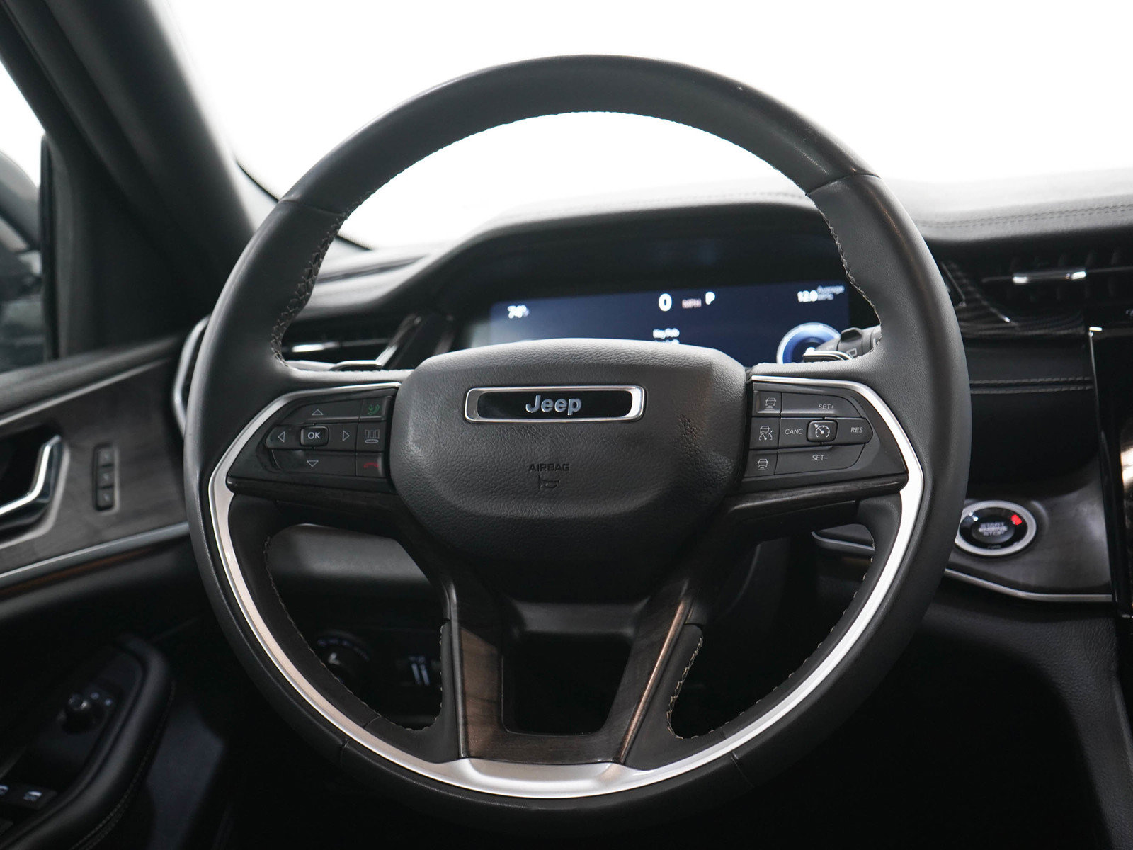 Used 2024 Jeep Grand Cherokee Limited AWD/4WD image 17