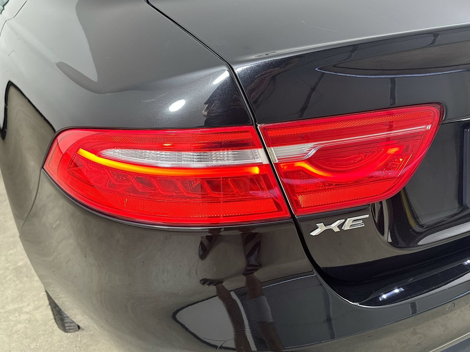 Used 2018 Jaguar XE Premium AWD/4WD image 11