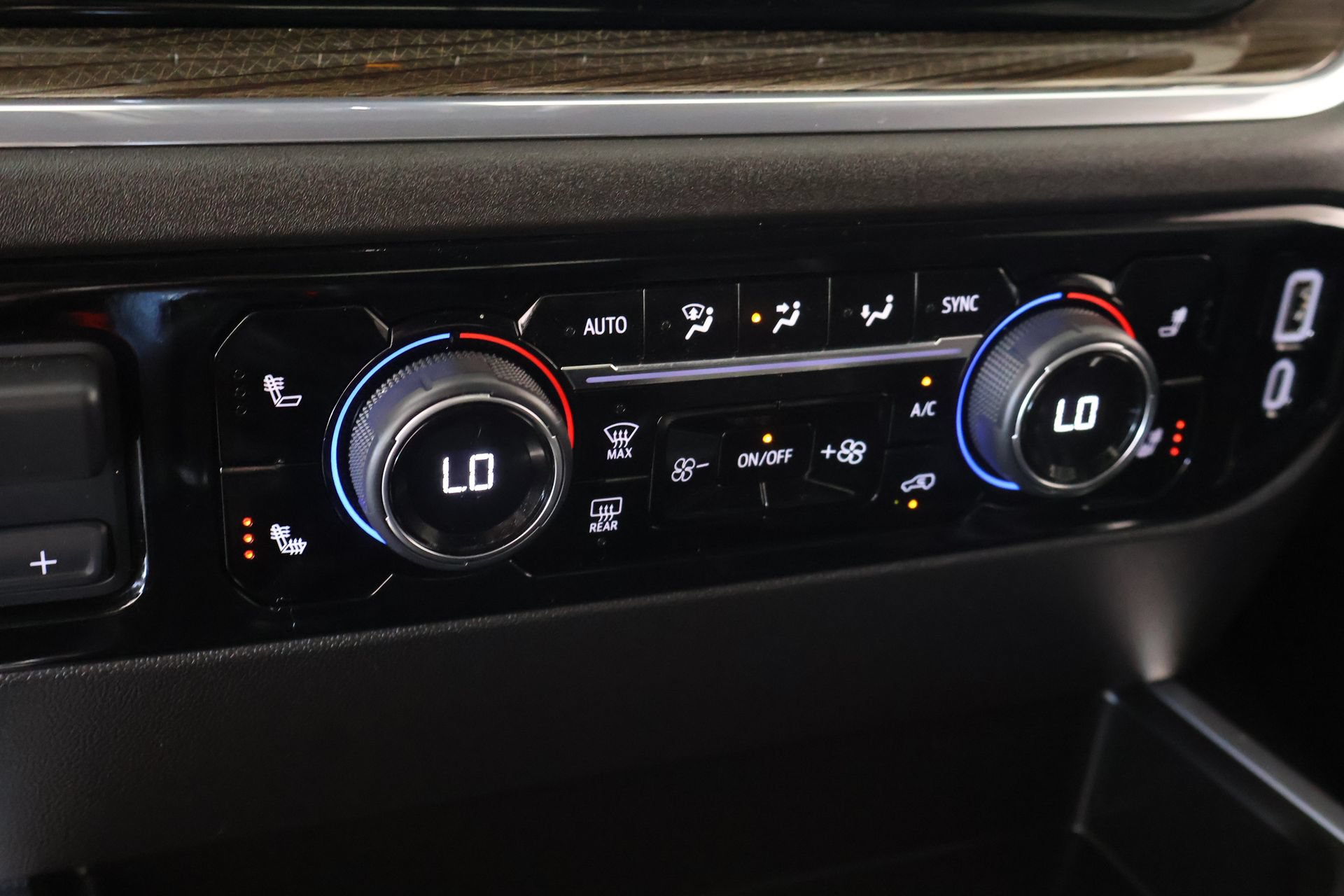 Used 2025 Chevrolet Silverado 1500 LT AWD/4WD image 8