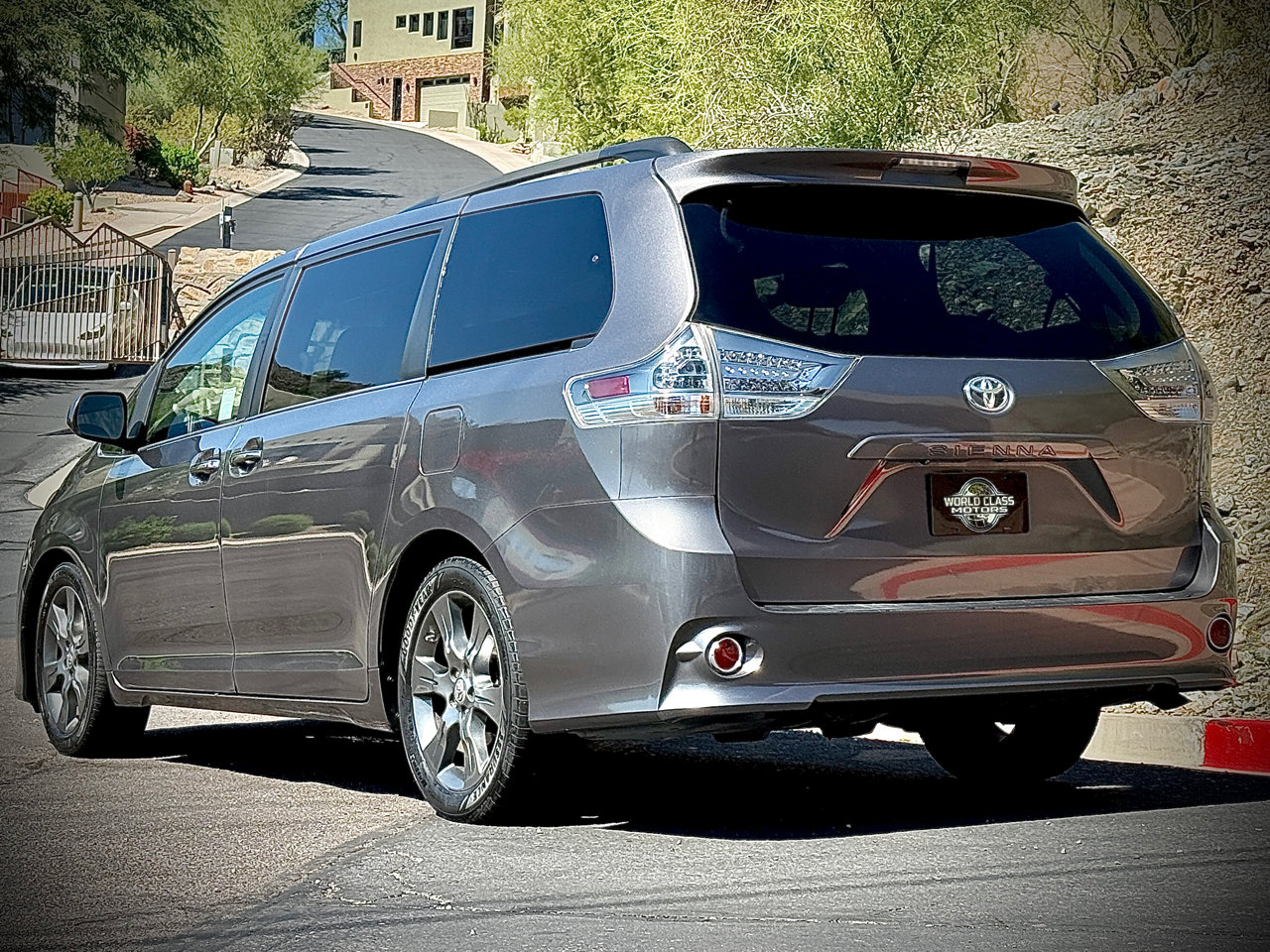Used 2015 Toyota Sienna SE image 4