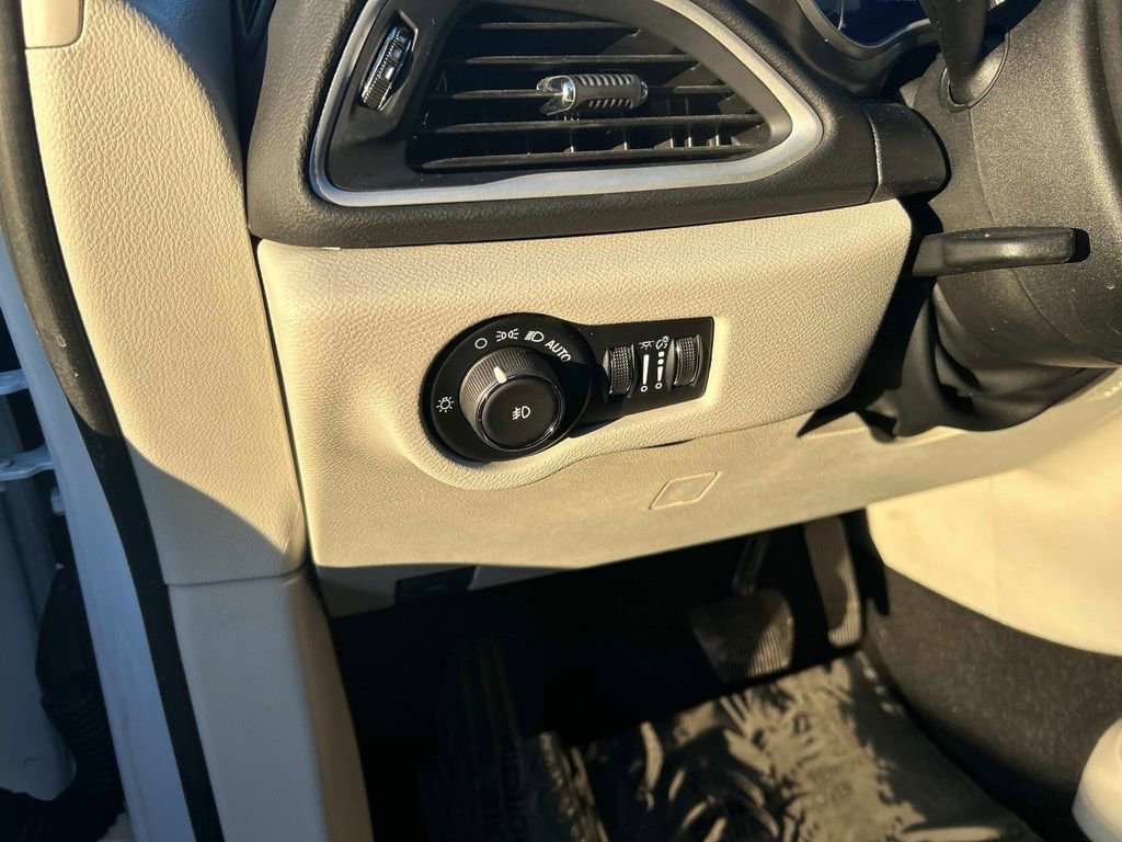 Used 2024 Chrysler Pacifica Touring-L image 21