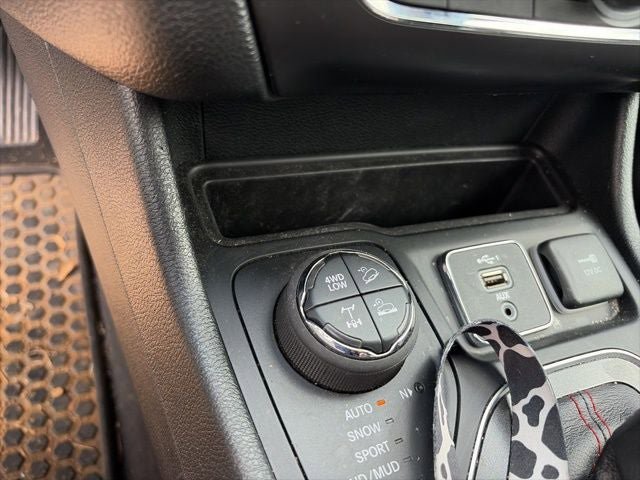 Used 2022 Jeep Cherokee Trailhawk w/ Sound & Nav Group AWD/4WD image 23