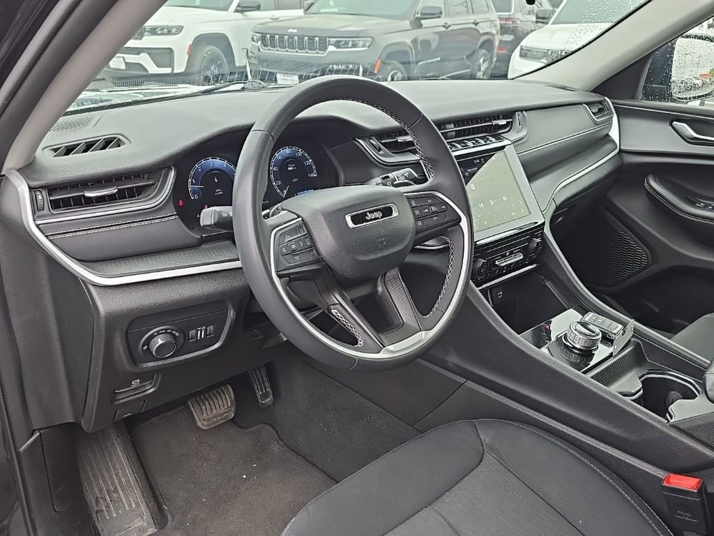 Used 2024 Jeep Grand Cherokee Laredo AWD/4WD image 11