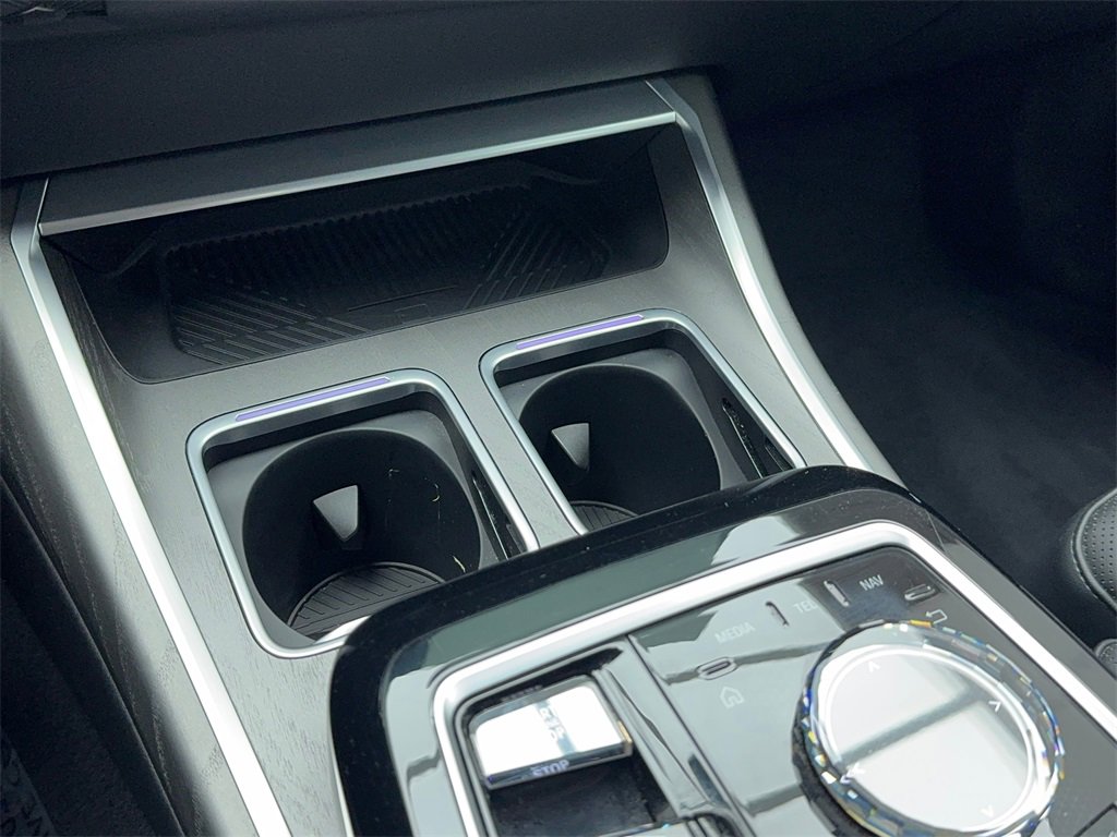 Used 2023 BMW 740i image 32