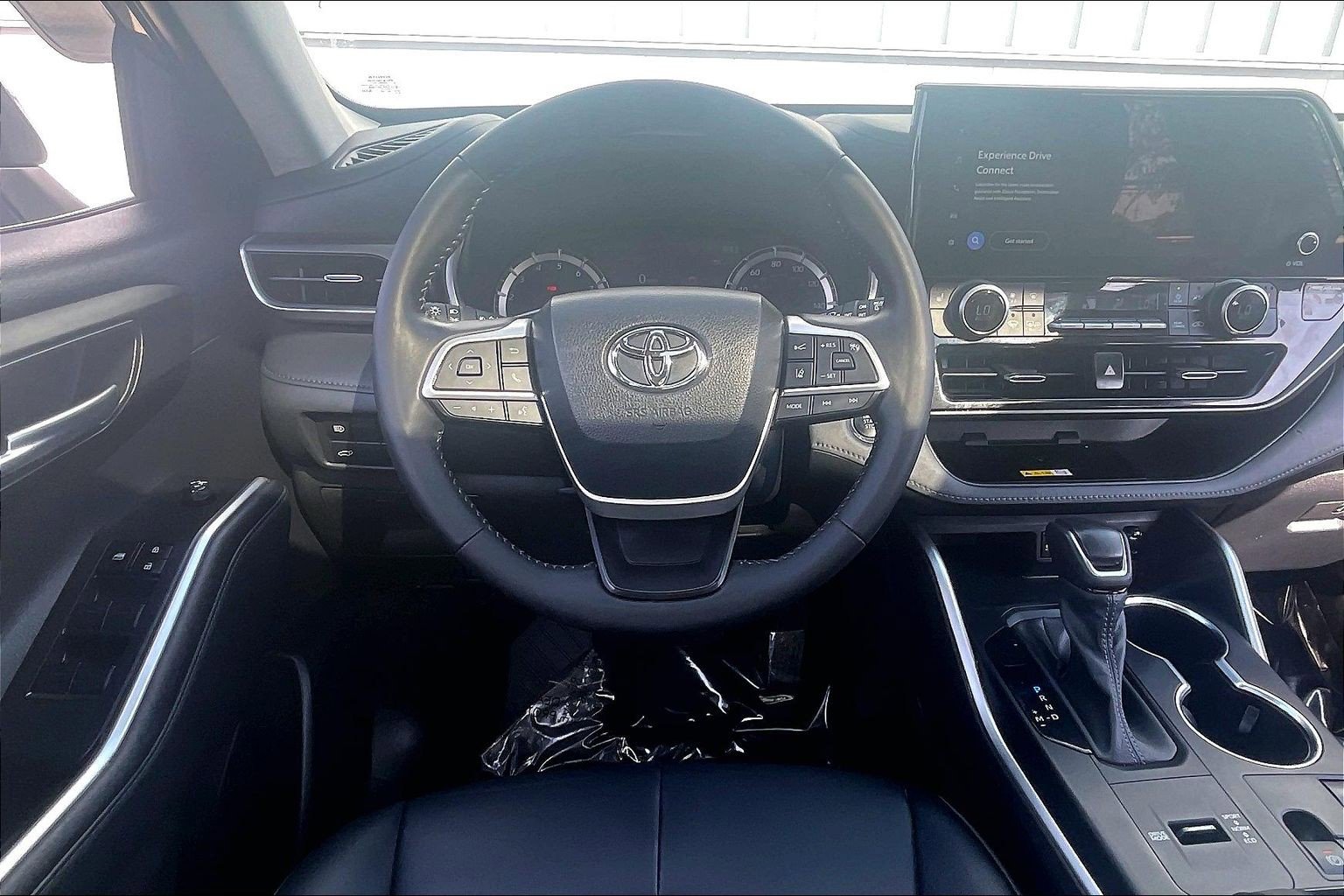 Used 2023 Toyota Highlander XLE FWD image 6
