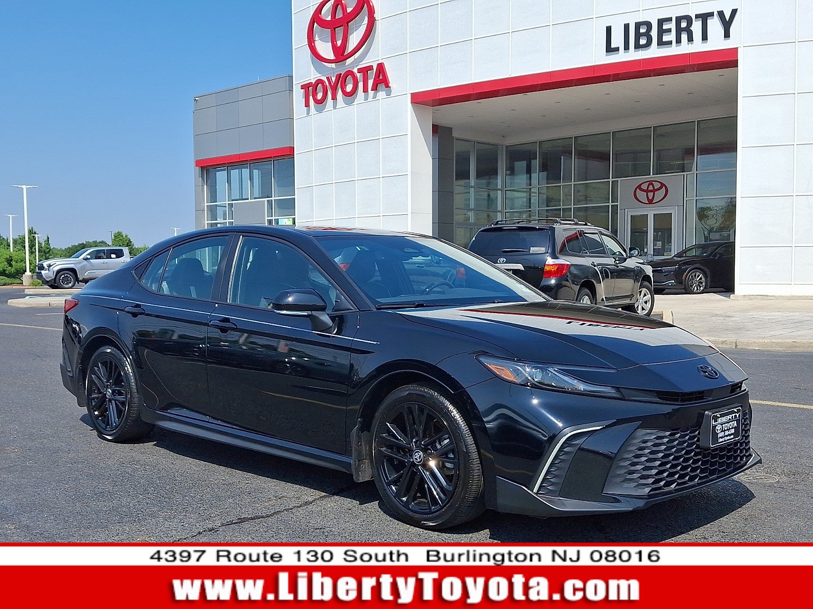 Used 2025 Toyota Camry SE w/ Convenience Package FWD image 1
