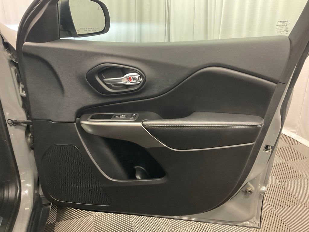 Used 2019 Jeep Cherokee Limited w/ Trailer Tow Group AWD/4WD image 28