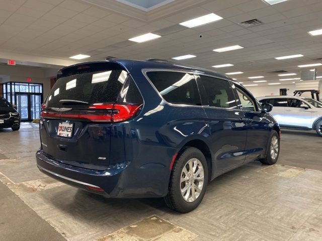 Used 2022 Chrysler Pacifica Touring-L image 10