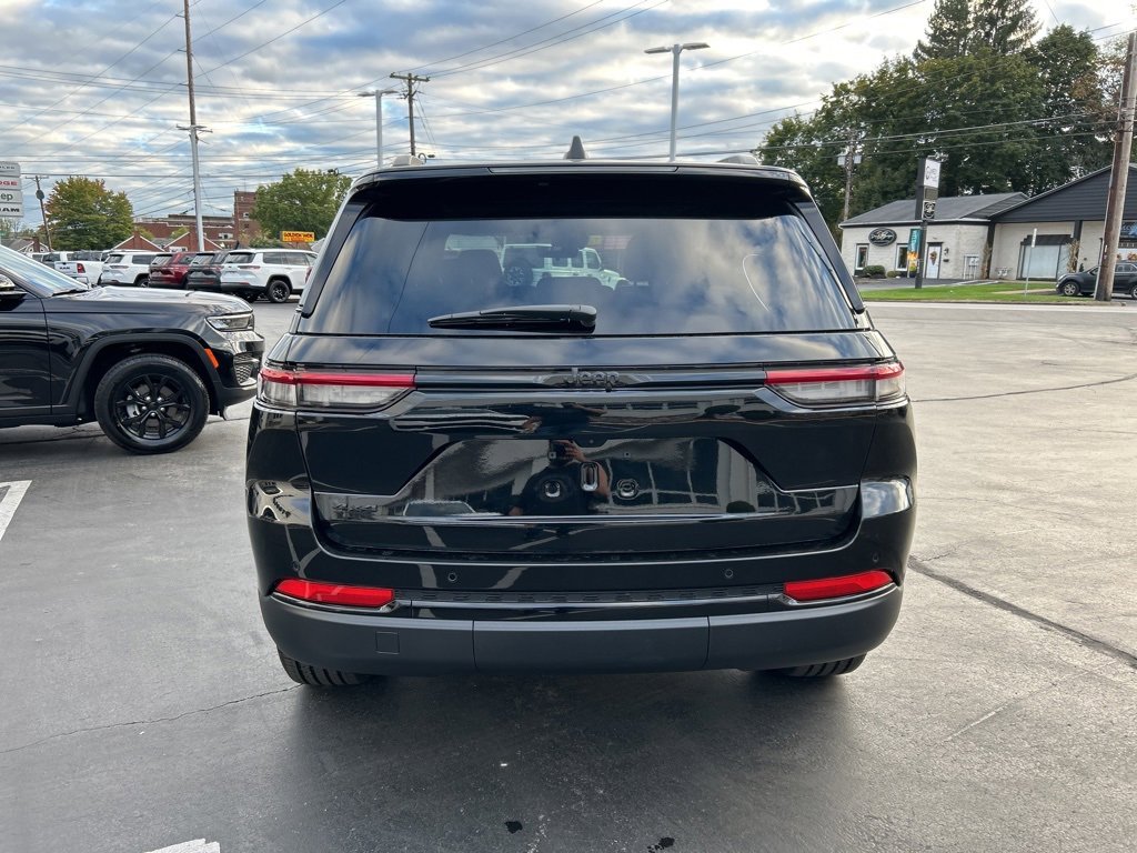 New 2025 Jeep Grand Cherokee Altitude AWD/4WD image 4