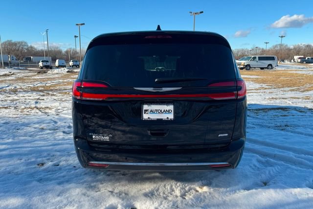 Used 2025 Chrysler Pacifica Select AWD/4WD image 4