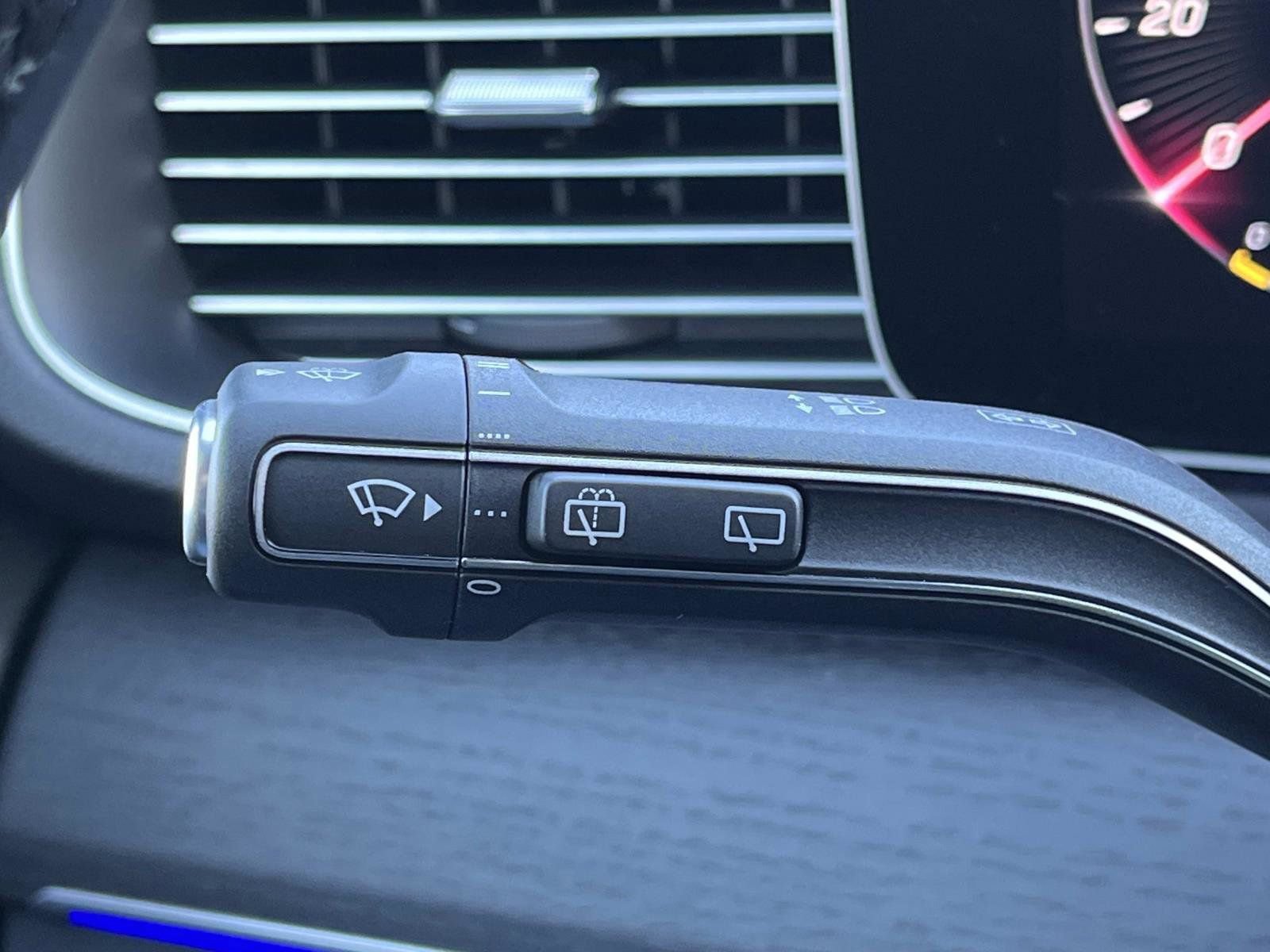 Used 2025 Mercedes-Benz GLE 350 4MATIC image 33