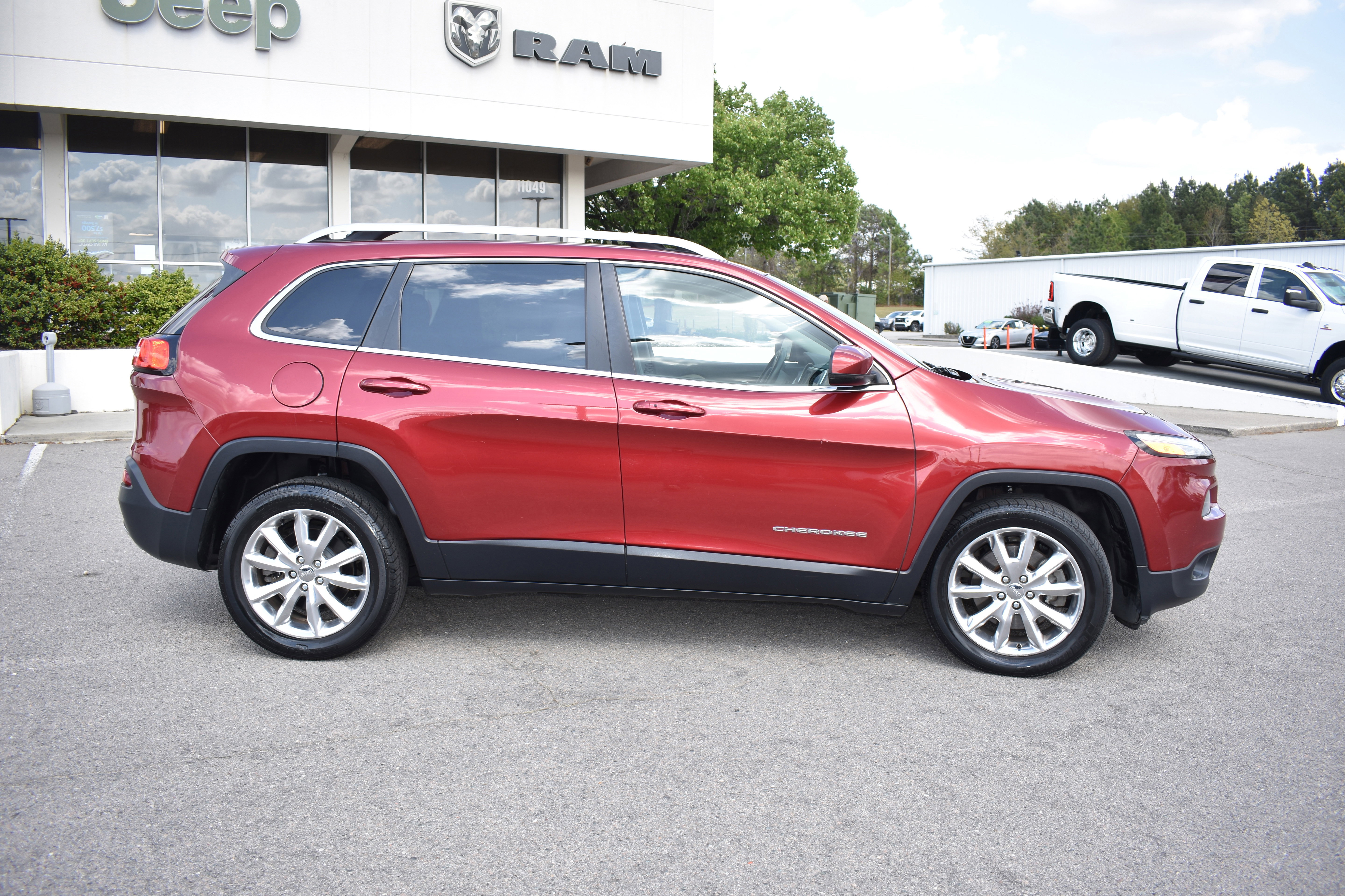 Used 2015 Jeep Cherokee Limited image 10