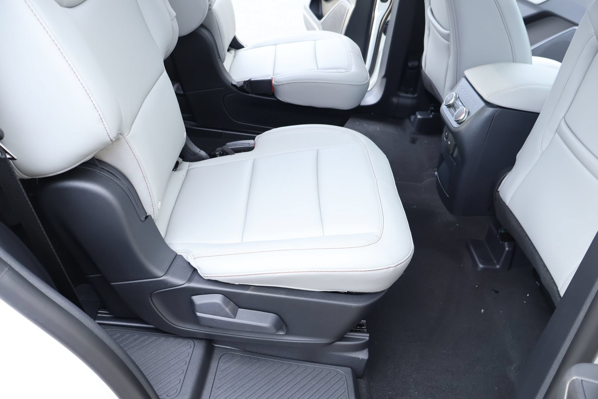 New 2026 Ford Explorer Active w/ Active Comfort Package AWD/4WD image 16
