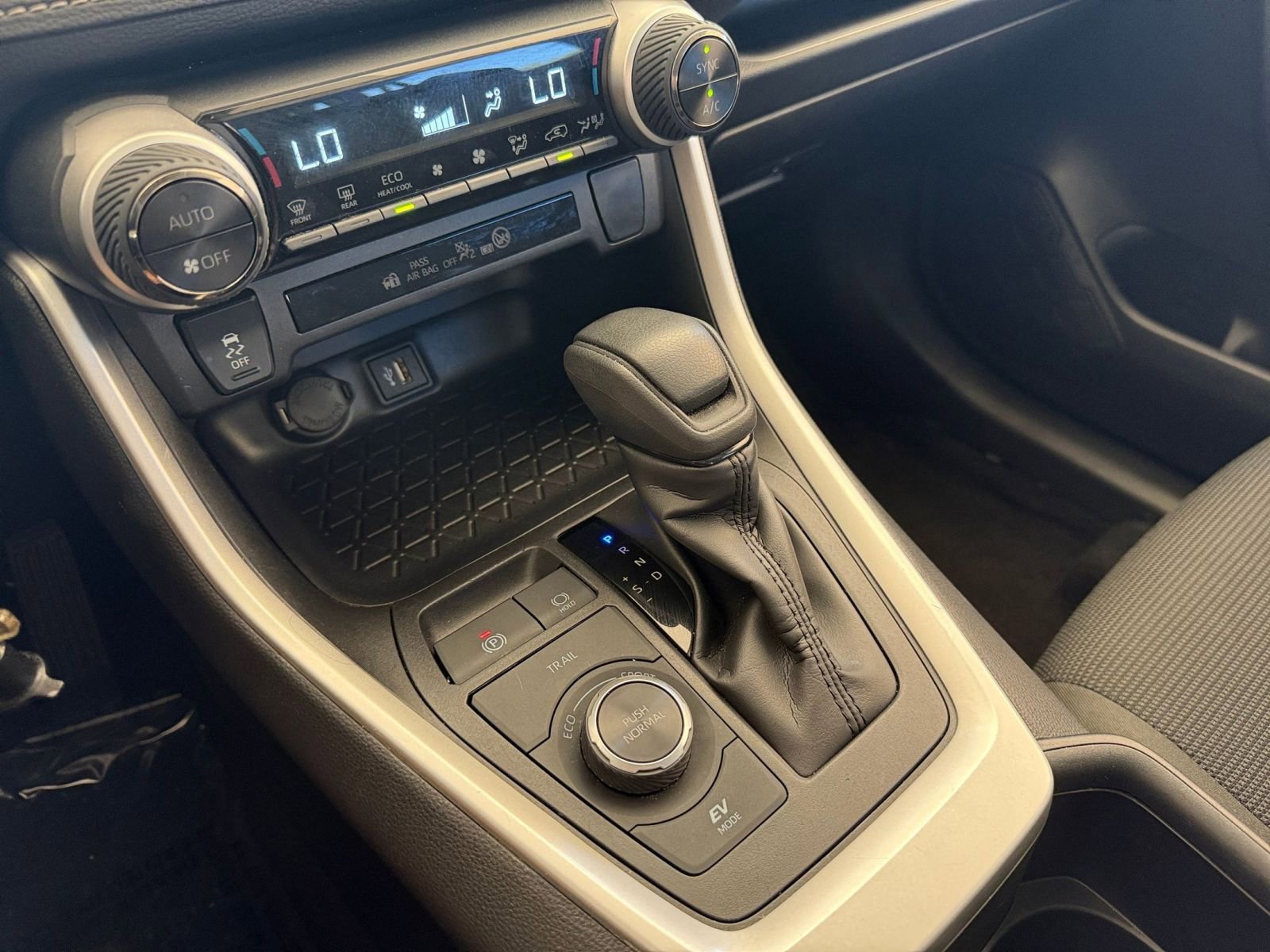 Used 2025 Toyota RAV4 LE image 45