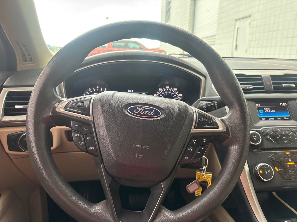 Used 2015 Ford Fusion SE FWD image 25