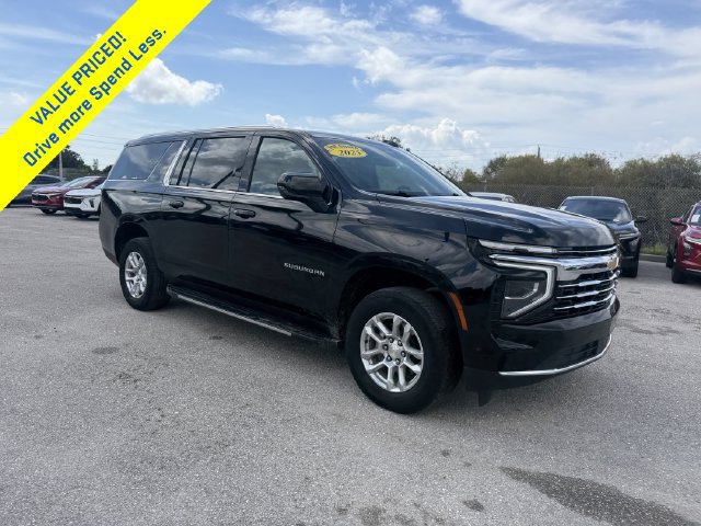 Used 2025 Chevrolet Suburban LT RWD image 1