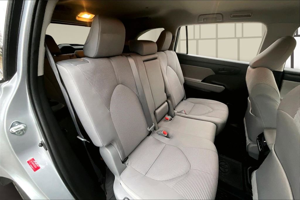 Used 2023 Toyota Highlander L image 25