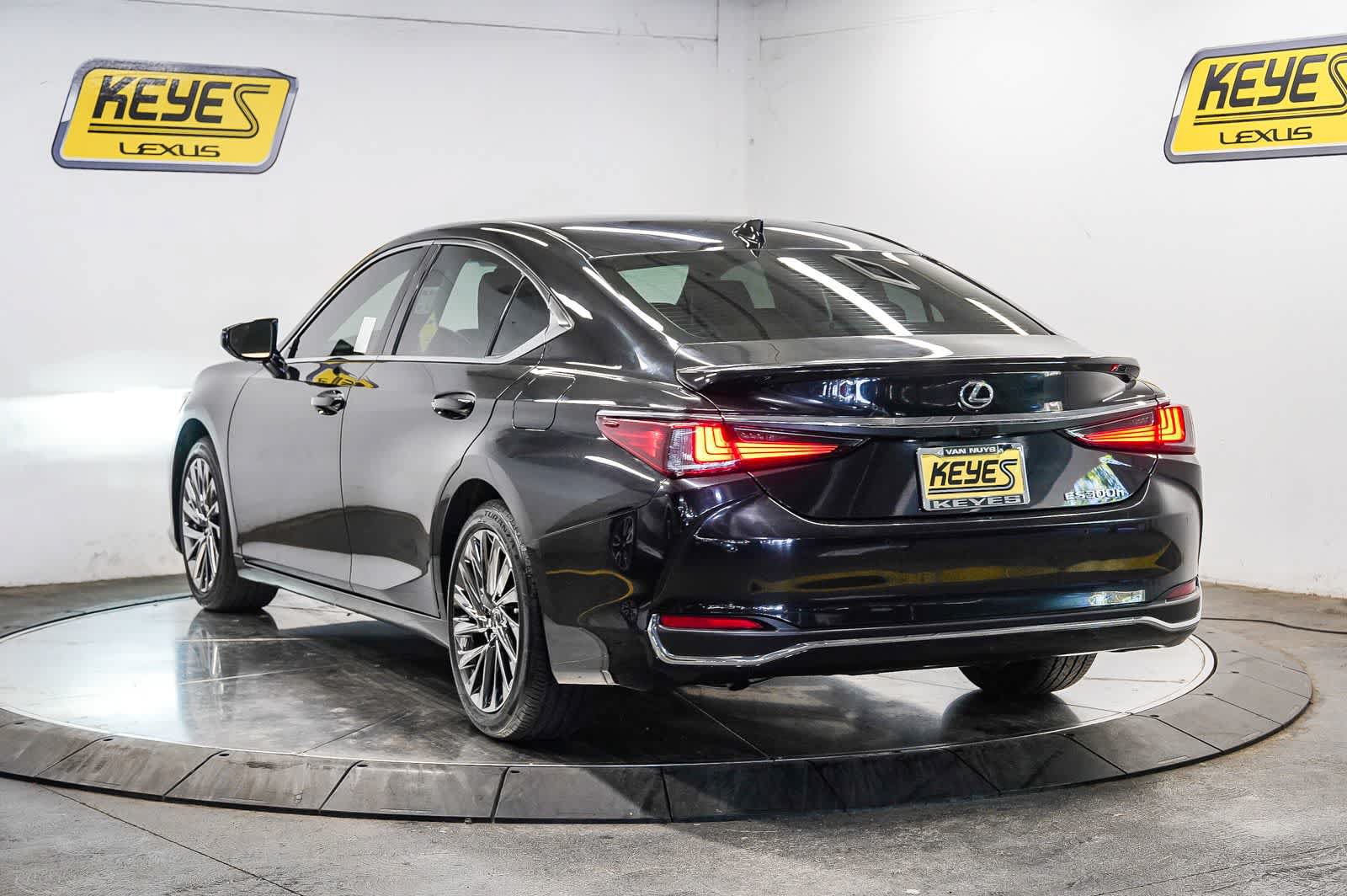Used 2025 Lexus ES 300h w/ Accessory Package (Z2) FWD image 2