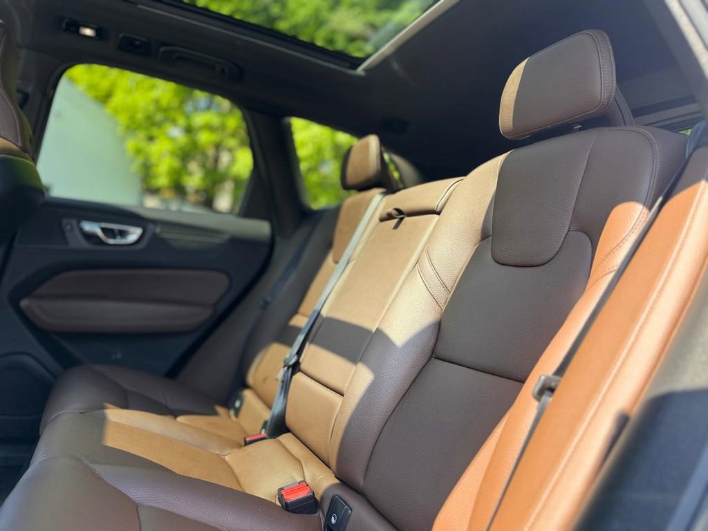 Used 2022 Volvo XC60 B5 Momentum AWD/4WD image 24