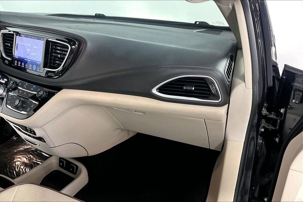 Used 2017 Chrysler Pacifica Limited w/ UConnect Theater Package FWD image 16
