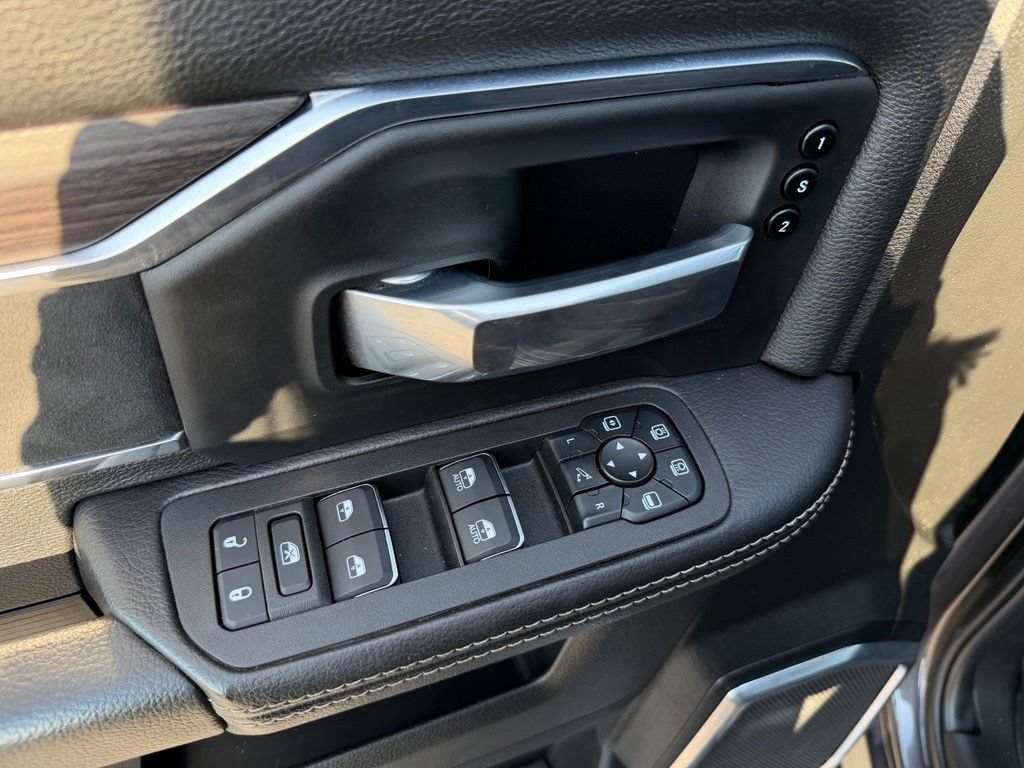 Used 2025 RAM 3500 Laramie AWD/4WD image 15