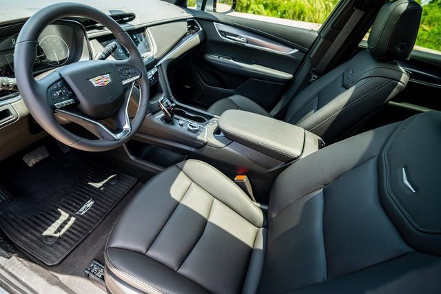 New 2025 Cadillac XT6 Luxury image 10