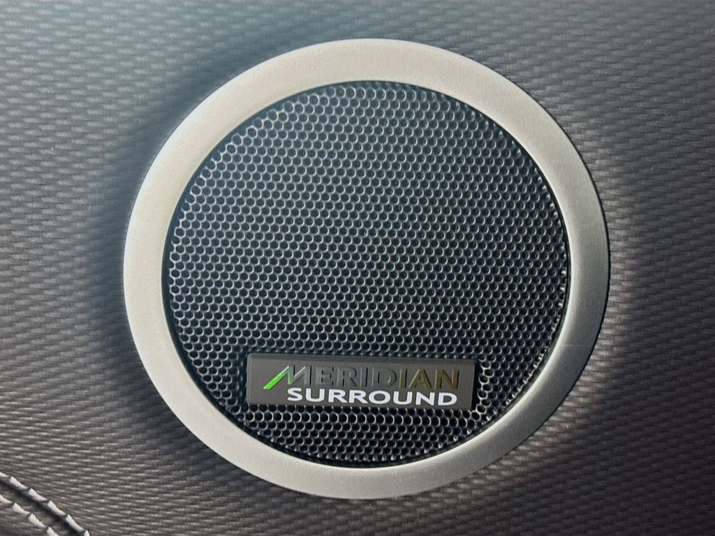 New 2025 Land Rover Discovery Dynamic SE image 18