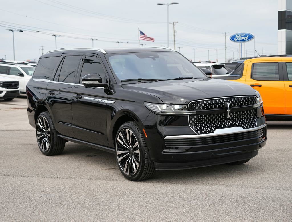 Used 2025 Lincoln Navigator Reserve AWD/4WD image 4