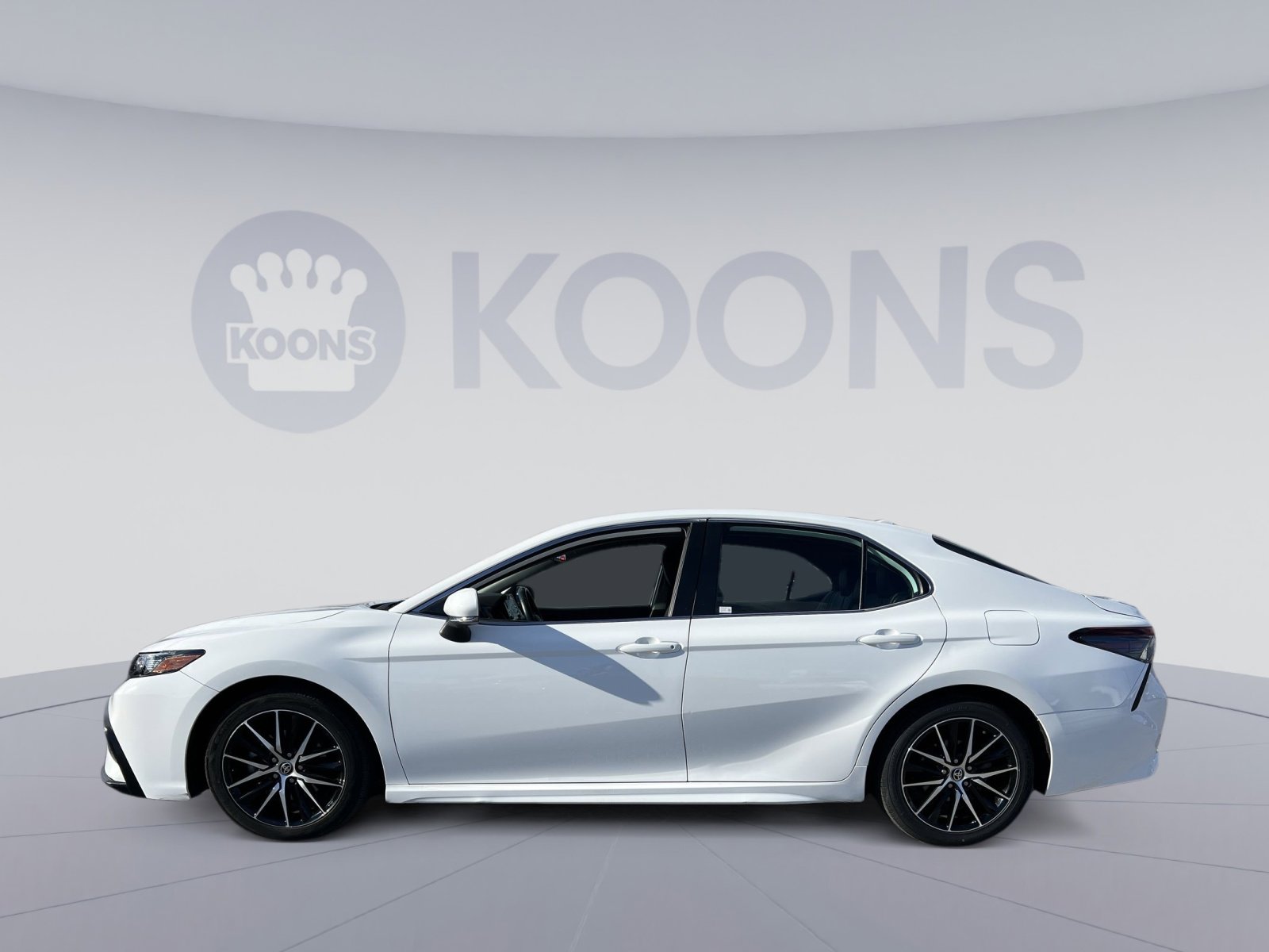 Used 2022 Toyota Camry SE image 2