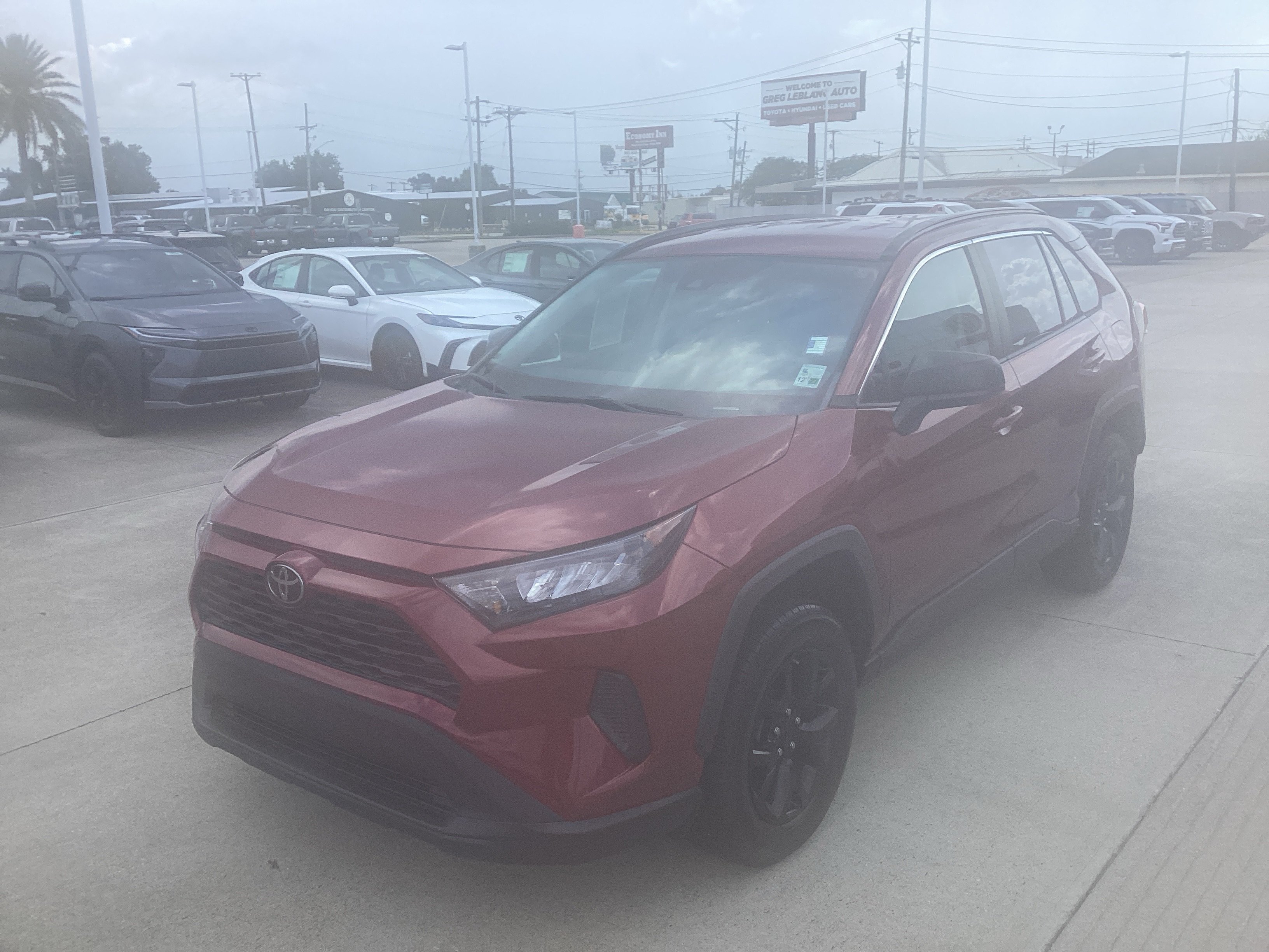 Used 2021 Toyota RAV4 LE FWD image 3