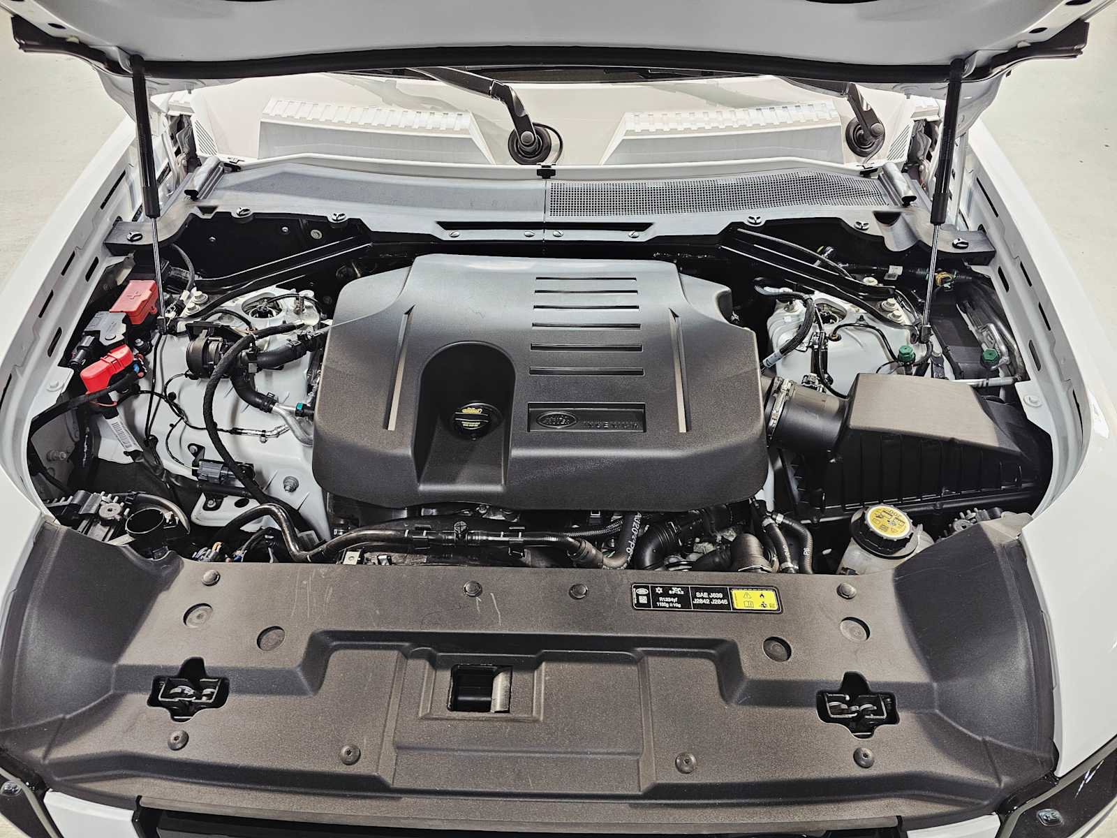 Used 2024 Land Rover Defender 130 X-Dynamic SE image 9