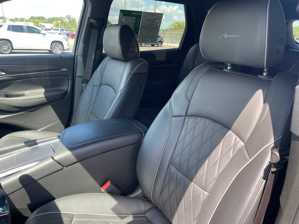 Used 2023 Buick Enclave Avenir w/ Avenir Technology Package AWD/4WD image 19