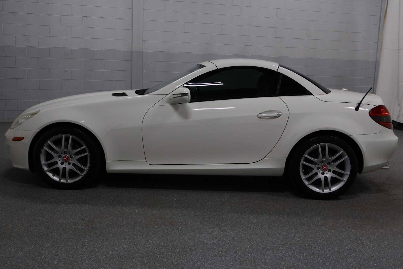 Used 2009 Mercedes-Benz SLK 300 image 2