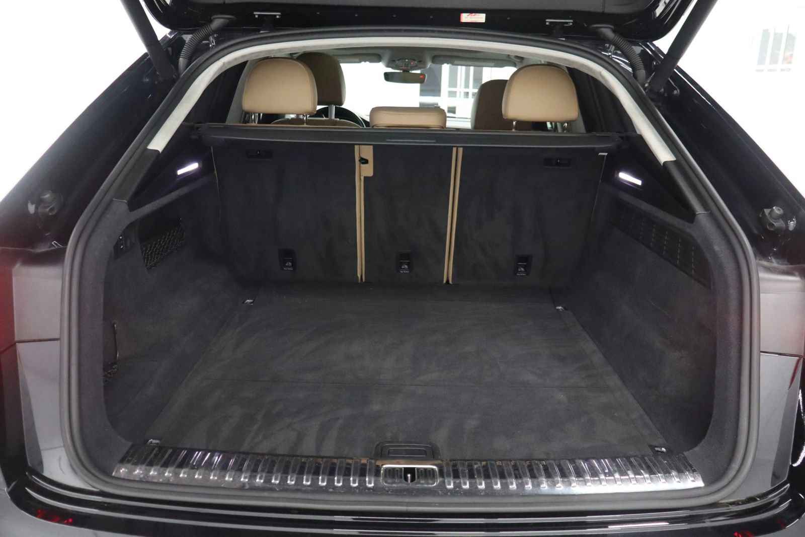 Used 2020 Audi Q8 Prestige w/ Prestige Package AWD/4WD image 8