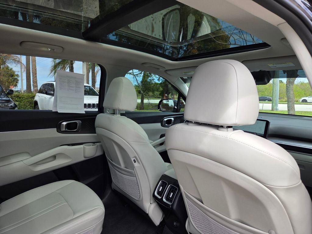 Used 2025 Kia Sorento EX w/ Panoramic Sunroof Package image 12